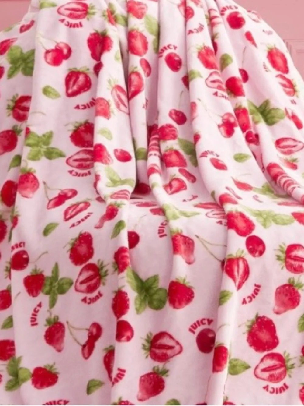 Juicy couture home strawberry, throw plush blanket